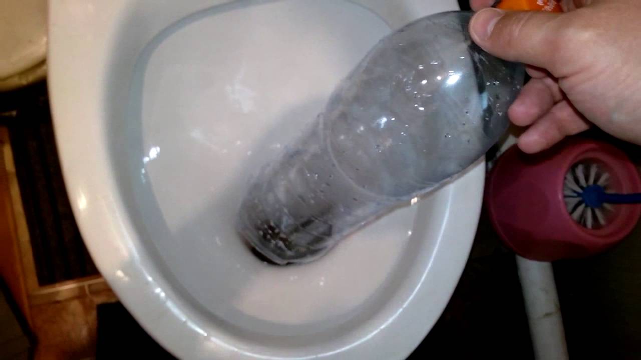Почему поднимается вода в унитазе. Вантуз из бутылки для унитаза. Прочистка унитаза пластиковой бутылкой.